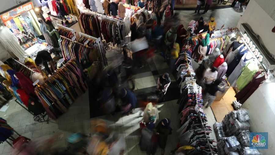 Pengunjung memilih pakaian muslim di Pasar Tanah Abang, Jakarta, Kamis (8/4/2021). Pasar Tanah Abang mulai terpantau ramai pengunjung menjelang bulan suci Ramadhan, keramaian tersebut tentu menimbulkan kekhawatiran adanya penularan Covid-19, walaupun pedagang sudah di Vaksin. Menurut Yati (49) pedagang pakain muslim mengatakan 