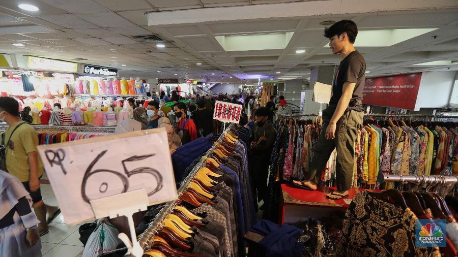 Pengunjung memilih pakaian muslim di Pasar Tanah Abang, Jakarta, Kamis (8/4/2021). Pasar Tanah Abang mulai terpantau ramai pengunjung menjelang bulan suci Ramadhan, keramaian tersebut tentu menimbulkan kekhawatiran adanya penularan Covid-19, walaupun pedagang sudah di Vaksin. Menurut Yati (49) pedagang pakain muslim mengatakan 
