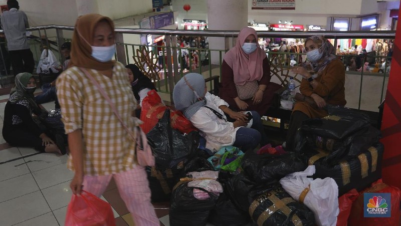 Pengunjung memilih pakaian muslim di Pasar Tanah Abang, Jakarta, Kamis (8/4/2021). Pasar Tanah Abang mulai terpantau ramai pengunjung menjelang bulan suci Ramadhan, keramaian tersebut tentu menimbulkan kekhawatiran adanya penularan Covid-19, walaupun pedagang sudah di Vaksin. Menurut Yati (49) pedagang pakain muslim mengatakan 
