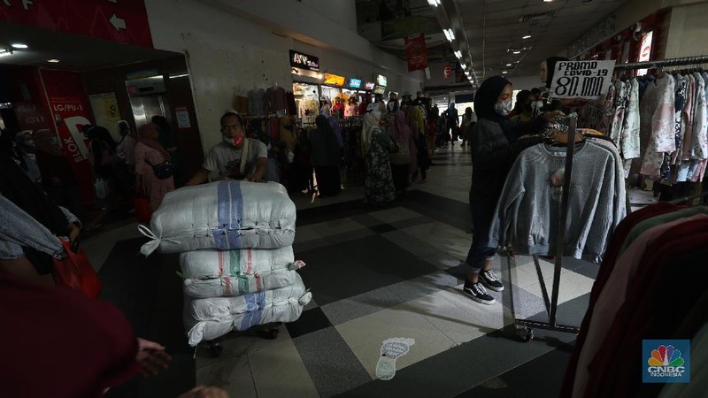 Pengunjung memilih pakaian muslim di Pasar Tanah Abang, Jakarta, Kamis (8/4/2021). Pasar Tanah Abang mulai terpantau ramai pengunjung menjelang bulan suci Ramadhan, keramaian tersebut tentu menimbulkan kekhawatiran adanya penularan Covid-19, walaupun pedagang sudah di Vaksin. Menurut Yati (49) pedagang pakain muslim mengatakan 