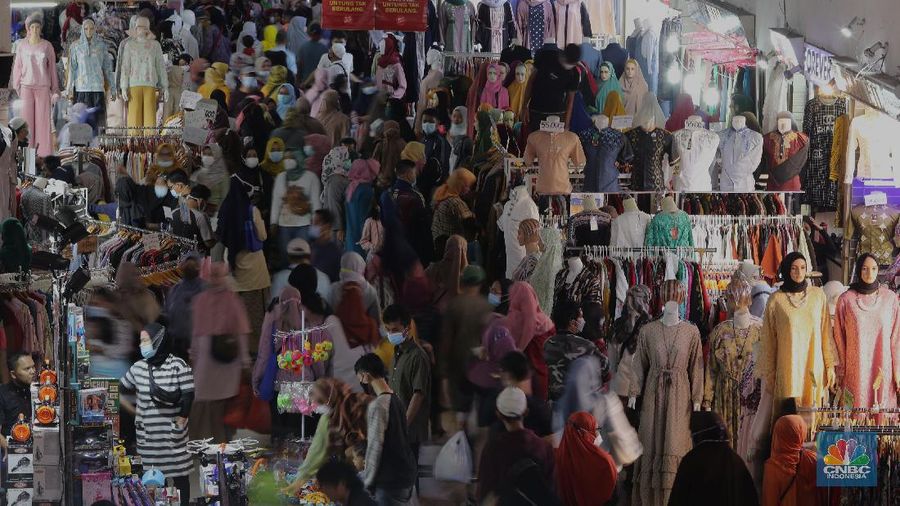 Pengunjung memilih pakaian muslim di Pasar Tanah Abang, Jakarta, Kamis (8/4/2021). Pasar Tanah Abang mulai terpantau ramai pengunjung menjelang bulan suci Ramadhan, keramaian tersebut tentu menimbulkan kekhawatiran adanya penularan Covid-19, walaupun pedagang sudah di Vaksin. Menurut Yati (49) pedagang pakain muslim mengatakan 