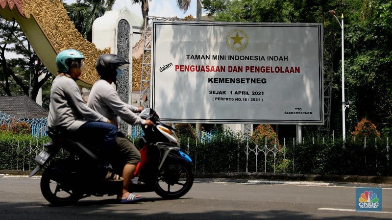 Pengunjung berjalan di depan taman legenda di TMII, Jakarta, Kamis (8/4/2021). Pemerintah melalui Kementerian Sekretariat Negara (Kemensetneg) menyampaikan pengambilalihan Taman Mini Indonesia Indah (TMII) yang selama ini dikuasai Yayasan Harapan Kita milik keluarga mantan Presiden Suharto. TMII merupakan aset negara dan mulai tahun ini, pengelolaan aset negara itu diambil alih Kemensetneg. Mensesneg Pratikno menjelaskan, TMII sebelumnya dikelola selama hampir 44 tahun oleh Yayasan Harapan Kita. Untuk diketahui Yayasan Harapan Kita didirikan oleh istri Presiden RI ke-2 Soeharto, Tien Soeharto (CNBC Indonesia/ Muhammad Sabki)