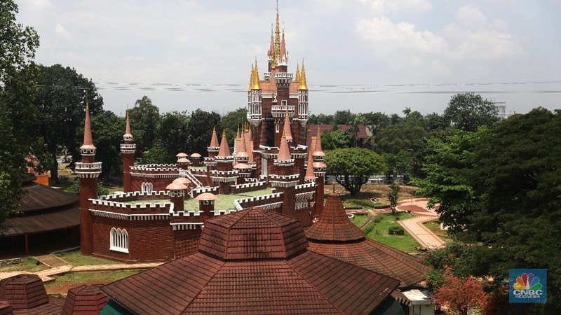 Pengunjung berjalan di depan taman legenda di TMII, Jakarta, Kamis (8/4/2021). Pemerintah melalui Kementerian Sekretariat Negara (Kemensetneg) menyampaikan pengambilalihan Taman Mini Indonesia Indah (TMII) yang selama ini dikuasai Yayasan Harapan Kita milik keluarga mantan Presiden Suharto. TMII merupakan aset negara dan mulai tahun ini, pengelolaan aset negara itu diambil alih Kemensetneg. Mensesneg Pratikno menjelaskan, TMII sebelumnya dikelola selama hampir 44 tahun oleh Yayasan Harapan Kita. Untuk diketahui Yayasan Harapan Kita didirikan oleh istri Presiden RI ke-2 Soeharto, Tien Soeharto (CNBC Indonesia/ Muhammad Sabki)