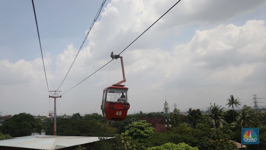Pengunjung berjalan di depan taman legenda di TMII, Jakarta, Kamis (8/4/2021). Pemerintah melalui Kementerian Sekretariat Negara (Kemensetneg) menyampaikan pengambilalihan Taman Mini Indonesia Indah (TMII) yang selama ini dikuasai Yayasan Harapan Kita milik keluarga mantan Presiden Suharto. TMII merupakan aset negara dan mulai tahun ini, pengelolaan aset negara itu diambil alih Kemensetneg. Mensesneg Pratikno menjelaskan, TMII sebelumnya dikelola selama hampir 44 tahun oleh Yayasan Harapan Kita. Untuk diketahui Yayasan Harapan Kita didirikan oleh istri Presiden RI ke-2 Soeharto, Tien Soeharto (CNBC Indonesia/ Muhammad Sabki)