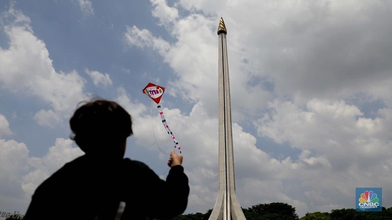 Pengunjung berjalan di depan taman legenda di TMII, Jakarta, Kamis (8/4/2021). Pemerintah melalui Kementerian Sekretariat Negara (Kemensetneg) menyampaikan pengambilalihan Taman Mini Indonesia Indah (TMII) yang selama ini dikuasai Yayasan Harapan Kita milik keluarga mantan Presiden Suharto. TMII merupakan aset negara dan mulai tahun ini, pengelolaan aset negara itu diambil alih Kemensetneg. Mensesneg Pratikno menjelaskan, TMII sebelumnya dikelola selama hampir 44 tahun oleh Yayasan Harapan Kita. Untuk diketahui Yayasan Harapan Kita didirikan oleh istri Presiden RI ke-2 Soeharto, Tien Soeharto (CNBC Indonesia/ Muhammad Sabki)