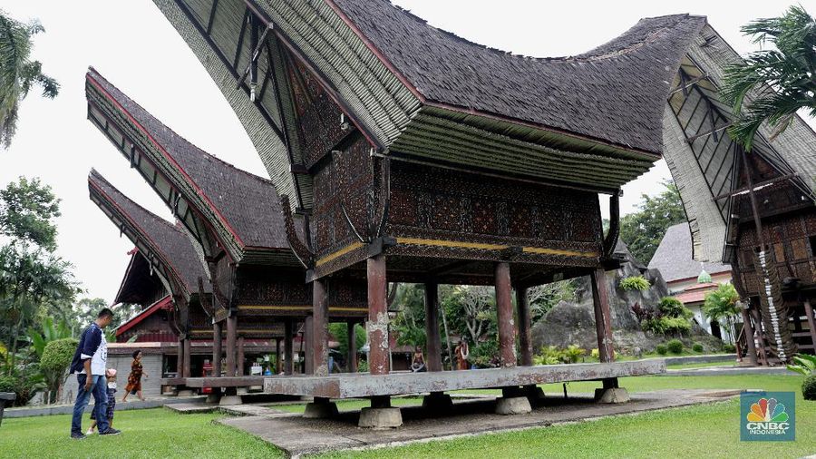 Pengunjung berjalan di depan taman legenda di TMII, Jakarta, Kamis (8/4/2021). Pemerintah melalui Kementerian Sekretariat Negara (Kemensetneg) menyampaikan pengambilalihan Taman Mini Indonesia Indah (TMII) yang selama ini dikuasai Yayasan Harapan Kita milik keluarga mantan Presiden Suharto. TMII merupakan aset negara dan mulai tahun ini, pengelolaan aset negara itu diambil alih Kemensetneg. Mensesneg Pratikno menjelaskan, TMII sebelumnya dikelola selama hampir 44 tahun oleh Yayasan Harapan Kita. Untuk diketahui Yayasan Harapan Kita didirikan oleh istri Presiden RI ke-2 Soeharto, Tien Soeharto (CNBC Indonesia/ Muhammad Sabki)