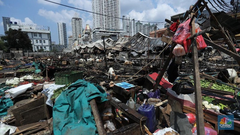 Sejumlah pedagang mengambil barang sisa kebakaran di Pasar Kambing, Tanah Abang, Jakarta (9/4/2021). Pasar kambing terbakar pada Kamis (8/4) sore, tampak semua  bangunan semi permanen ludes terbakar. Pantauan CNBC Indonesia petugas pemadam kebakaran masih mendinginkan api dilokasi terbakarnya pasar. Herman (39) 