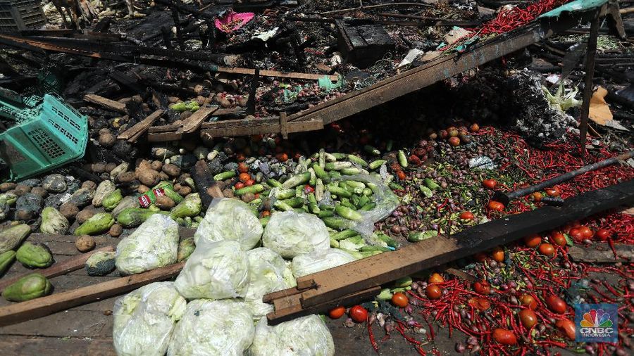 Sejumlah pedagang mengambil barang sisa kebakaran di Pasar Kambing, Tanah Abang, Jakarta (9/4/2021). Pasar kambing terbakar pada Kamis (8/4) sore, tampak semua  bangunan semi permanen ludes terbakar. Pantauan CNBC Indonesia petugas pemadam kebakaran masih mendinginkan api dilokasi terbakarnya pasar. Herman (39) 