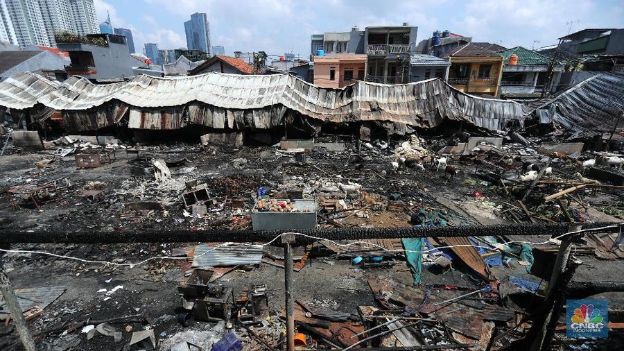 Sejumlah pedagang mengambil barang sisa kebakaran di Pasar Kambing, Tanah Abang, Jakarta (9/4/2021). Pasar kambing terbakar pada Kamis (8/4) sore, tampak semua  bangunan semi permanen ludes terbakar. Pantauan CNBC Indonesia petugas pemadam kebakaran masih mendinginkan api dilokasi terbakarnya pasar. Herman (39) 