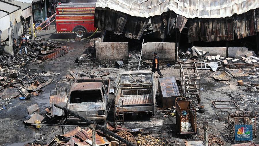 Sejumlah pedagang mengambil barang sisa kebakaran di Pasar Kambing, Tanah Abang, Jakarta (9/4/2021). Pasar kambing terbakar pada Kamis (8/4) sore, tampak semua  bangunan semi permanen ludes terbakar. Pantauan CNBC Indonesia petugas pemadam kebakaran masih mendinginkan api dilokasi terbakarnya pasar. Herman (39) 