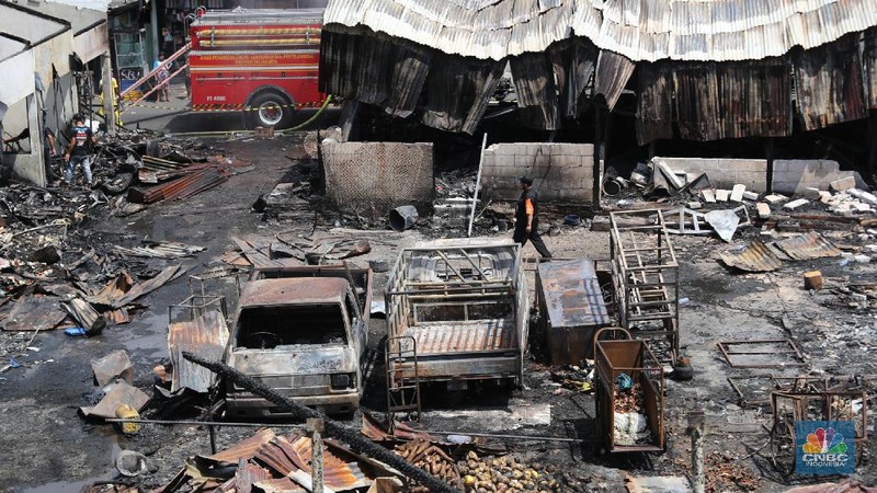 Sejumlah pedagang mengambil barang sisa kebakaran di Pasar Kambing, Tanah Abang, Jakarta (9/4/2021). Pasar kambing terbakar pada Kamis (8/4) sore, tampak semua  bangunan semi permanen ludes terbakar. Pantauan CNBC Indonesia petugas pemadam kebakaran masih mendinginkan api dilokasi terbakarnya pasar. Herman (39) 
