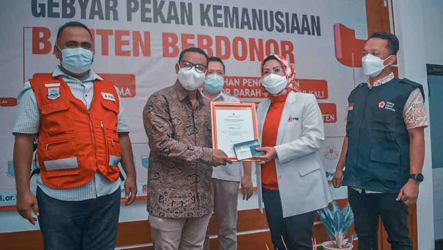 Ketua PMI Provinsi Banten Ratu Tatu Chasanah bersama pengurus PMI kabupaten/kota memberikan penghargaan kepada para pendonor sukarela dalam rangka Gebyar Pekan Kemanusiaan Banten Berdonor di Markas PMI Banten, Kota Serang, Kamis (8/4/2021). (dok. Pemkab Serang)