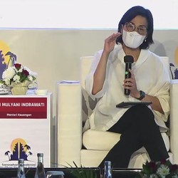 Sandiaga Uno Bisik-bisik ke Sri Mulyani di Bali, Ada Apa Ya?