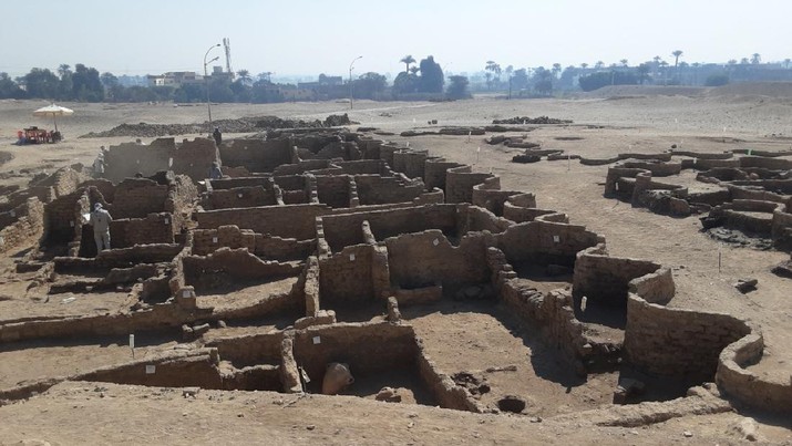 Penemuan arkeologi sebagai bagian dari 'Kota Emas yang Hilang' yang berusia 3000 tahun di Luxor, Mesir. (by the Zahi Hawass Center For Egyptology via AP) An undated handout photo released Thursday, April 8, 2021 by the by the Zahi Hawass Center For Egyptology shows an archaeological discovery as part of the 'Lost Golden City' in Luxor, Egypt. The city is 3000 years old, dates to the reign of Amenhotep III, and continued to be used by Tutankhamun and Ay. (by the Zahi Hawass Center For Egyptology via AP)