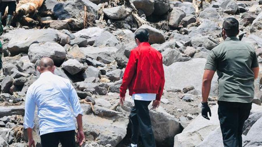 Presiden Joko Widodo mengunjungi desa Tapolangun, Kab Lembata yang menjadi lokasi korban banjir bandang Lembata NTT (9/4/2021). (Biro Pers Sekretariat Presiden/Laily Rachev)