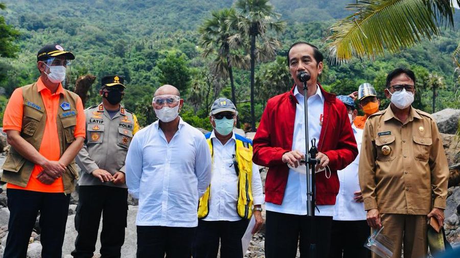 Presiden Joko Widodo mengunjungi desa Tapolangun, Kab Lembata yang menjadi lokasi korban banjir bandang Lembata NTT (9/4/2021). (Biro Pers Sekretariat Presiden/Laily Rachev)