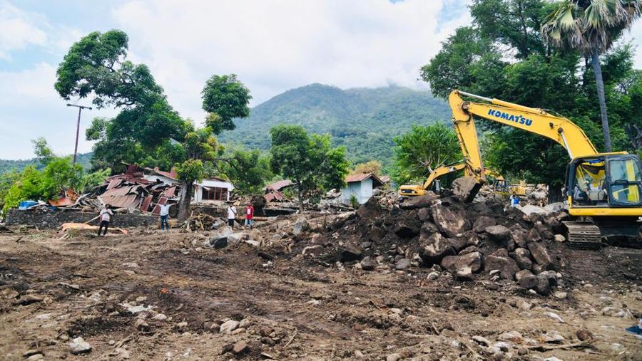 Presiden Joko Widodo mengunjungi desa Tapolangun, Kab Lembata yang menjadi lokasi korban banjir bandang Lembata NTT (9/4/2021). (Biro Pers Sekretariat Presiden/Laily Rachev)