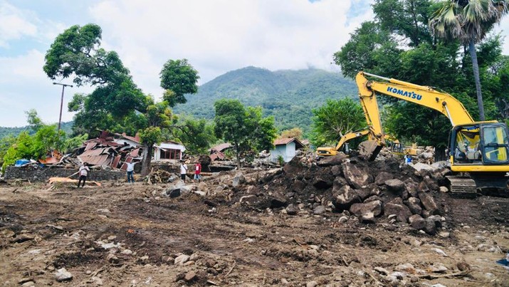 Presiden Joko Widodo mengunjungi desa Tapolangun, Kab Lembata yang menjadi lokasi korban banjir bandang Lembata NTT (9/4/2021). Presiden Joko Widodo mengunjungi desa Tapolangun, Kab Lembata yang menjadi lokasi korban banjir bandang Lembata NTT (9/4/2021). (Biro Pers Sekretariat Presiden/Laily Rachev)