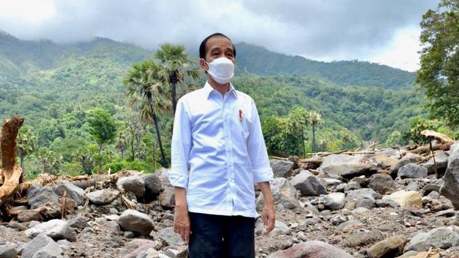Presiden Joko Widodo mengunjungi desa Tapolangun, Kab Lembata yang menjadi lokasi korban banjir bandang Lembata NTT (9/4/2021).(Dok Agus Suparto)