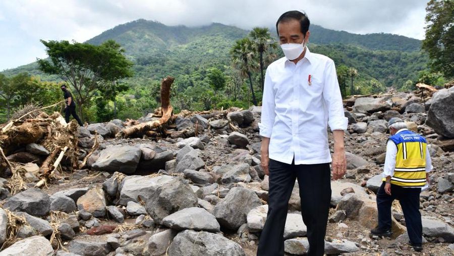 Presiden Joko Widodo mengunjungi desa Tapolangun, Kab Lembata yang menjadi lokasi korban banjir bandang Lembata NTT (9/4/2021).(Dok Agus Suparto)