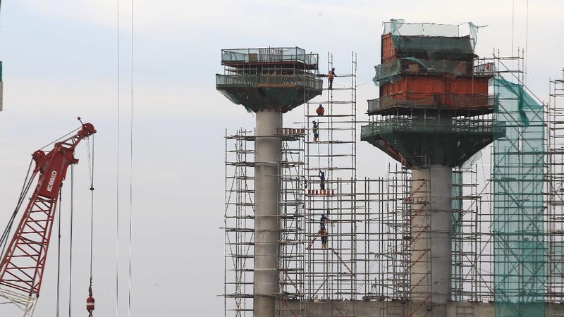 Suasana pembangunan proyek Stadion JIS atau Jakarta International Stadium (JIS), Tanjung Priok, Jakarta, Jumat 9 April 2021. Jakarta International Stadium (JIS) yang rencananya akan dapat beroperasi dan digunakan pada akhir 2021 ini, mempunyai lapangan utama yang dapat menampung penonton hingga 82 ribu dengan fasilitas berstandar internasional. Jakarta International Stadium (JIS) ini sudah berjalan lebih dari 50%. Mulai terlihat pula kemegahan bangunan stadion sepak bola bertaraf internasional tersebut. Nantinya JIS akan memiliki tribun tiga tingkat untuk menampung penonton.  (CNBC Indonesia/ Muhammad Sabki)