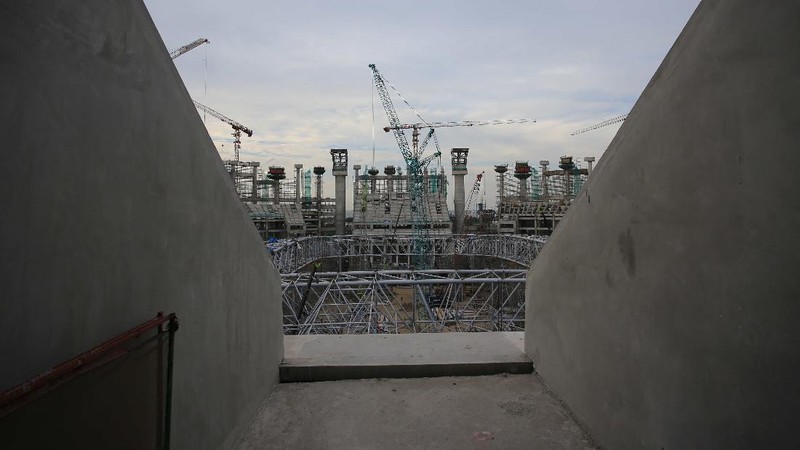 Suasana pembangunan proyek Stadion JIS atau Jakarta International Stadium (JIS), Tanjung Priok, Jakarta, Jumat 9 April 2021. Jakarta International Stadium (JIS) yang rencananya akan dapat beroperasi dan digunakan pada akhir 2021 ini, mempunyai lapangan utama yang dapat menampung penonton hingga 82 ribu dengan fasilitas berstandar internasional. Jakarta International Stadium (JIS) ini sudah berjalan lebih dari 50%. Mulai terlihat pula kemegahan bangunan stadion sepak bola bertaraf internasional tersebut. Nantinya JIS akan memiliki tribun tiga tingkat untuk menampung penonton.  (CNBC Indonesia/ Muhammad Sabki)