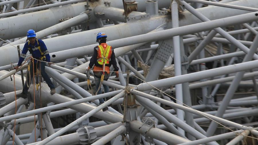 Suasana pembangunan proyek Stadion JIS atau Jakarta International Stadium (JIS), Tanjung Priok, Jakarta, Jumat 9 April 2021. Jakarta International Stadium (JIS) yang rencananya akan dapat beroperasi dan digunakan pada akhir 2021 ini, mempunyai lapangan utama yang dapat menampung penonton hingga 82 ribu dengan fasilitas berstandar internasional. Jakarta International Stadium (JIS) ini sudah berjalan lebih dari 50%. Mulai terlihat pula kemegahan bangunan stadion sepak bola bertaraf internasional tersebut. Nantinya JIS akan memiliki tribun tiga tingkat untuk menampung penonton.  (CNBC Indonesia/ Muhammad Sabki)