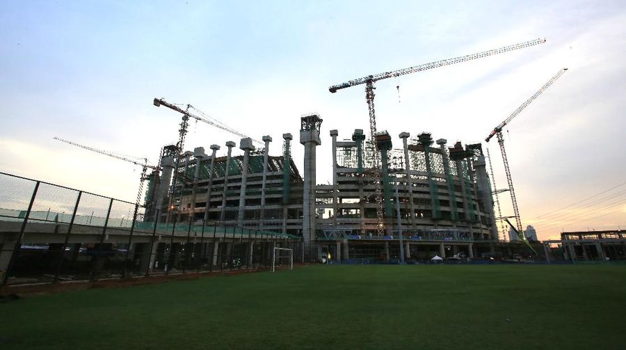 Suasana pembangunan proyek Stadion JIS atau Jakarta International Stadium (JIS), Tanjung Priok, Jakarta, Jumat 9 April 2021. Jakarta International Stadium (JIS) yang rencananya akan dapat beroperasi dan digunakan pada akhir 2021 ini, mempunyai lapangan utama yang dapat menampung penonton hingga 82 ribu dengan fasilitas berstandar internasional. Jakarta International Stadium (JIS) ini sudah berjalan lebih dari 50%. Mulai terlihat pula kemegahan bangunan stadion sepak bola bertaraf internasional tersebut. Nantinya JIS akan memiliki tribun tiga tingkat untuk menampung penonton.  (CNBC Indonesia/ Muhammad Sabki)