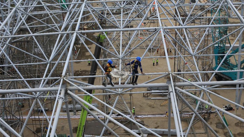 Suasana pembangunan proyek Stadion JIS atau Jakarta International Stadium (JIS), Tanjung Priok, Jakarta, Jumat 9 April 2021. Jakarta International Stadium (JIS) yang rencananya akan dapat beroperasi dan digunakan pada akhir 2021 ini, mempunyai lapangan utama yang dapat menampung penonton hingga 82 ribu dengan fasilitas berstandar internasional. Jakarta International Stadium (JIS) ini sudah berjalan lebih dari 50%. Mulai terlihat pula kemegahan bangunan stadion sepak bola bertaraf internasional tersebut. Nantinya JIS akan memiliki tribun tiga tingkat untuk menampung penonton.  (CNBC Indonesia/ Muhammad Sabki)