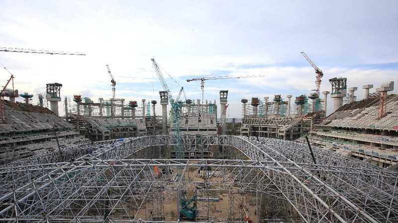 Suasana pembangunan proyek Stadion JIS atau Jakarta International Stadium (JIS), Tanjung Priok, Jakarta, Jumat 9 April 2021. Jakarta International Stadium (JIS) yang rencananya akan dapat beroperasi dan digunakan pada akhir 2021 ini, mempunyai lapangan utama yang dapat menampung penonton hingga 82 ribu dengan fasilitas berstandar internasional. Jakarta International Stadium (JIS) ini sudah berjalan lebih dari 50%. Mulai terlihat pula kemegahan bangunan stadion sepak bola bertaraf internasional tersebut. Nantinya JIS akan memiliki tribun tiga tingkat untuk menampung penonton.  (CNBC Indonesia/ Muhammad Sabki)