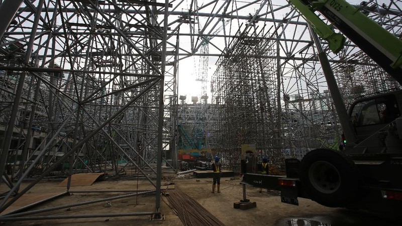 Suasana pembangunan proyek Stadion JIS atau Jakarta International Stadium (JIS), Tanjung Priok, Jakarta, Jumat 9 April 2021. Jakarta International Stadium (JIS) yang rencananya akan dapat beroperasi dan digunakan pada akhir 2021 ini, mempunyai lapangan utama yang dapat menampung penonton hingga 82 ribu dengan fasilitas berstandar internasional. Jakarta International Stadium (JIS) ini sudah berjalan lebih dari 50%. Mulai terlihat pula kemegahan bangunan stadion sepak bola bertaraf internasional tersebut. Nantinya JIS akan memiliki tribun tiga tingkat untuk menampung penonton.  (CNBC Indonesia/ Muhammad Sabki)
