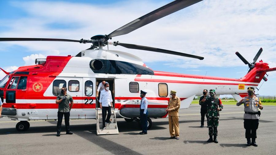 Pukul 10.40 WITA, Presiden Joko Widodo tiba di Bandar Udara Wunopito, Kabupaten Lembata disambut Bupati Lembata Eliaser Yentji Sunur. (Biro Pers Sekretariat Presiden/Laily Rachev)