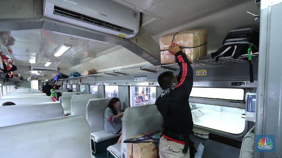 Petugas mengecek tiket keberangkatan penumpang di Stasiun Senen, Jakarta, (9/4/2021). Ditjen Perkeretaapian Kementerian Perhubungan (Kemenhub) telah melarang perjalanan kereta api (KA) antar kota dan KA perkotaan selama periode mudik Lebaran 2021. Ini menyusul menindaklanjuti larangan mudik Lebaran 2021 oleh pemerintah mulai 6 hingga 17 Mei 2021. Maryati 39th pulang lebih awal ke Magelang sebelum larangan mudik.   (CNBC Indonesia/ Tri Susilo)