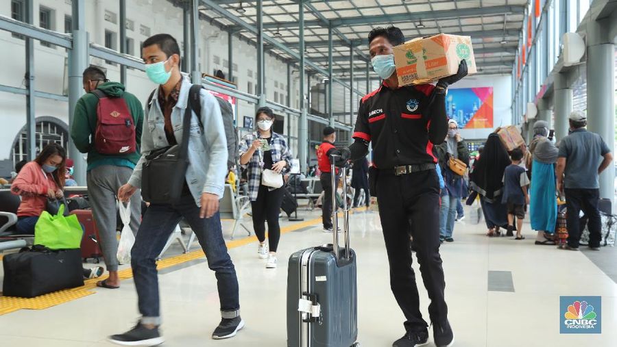 Petugas mengecek tiket keberangkatan penumpang di Stasiun Senen, Jakarta, (9/4/2021). Ditjen Perkeretaapian Kementerian Perhubungan (Kemenhub) telah melarang perjalanan kereta api (KA) antar kota dan KA perkotaan selama periode mudik Lebaran 2021. Ini menyusul menindaklanjuti larangan mudik Lebaran 2021 oleh pemerintah mulai 6 hingga 17 Mei 2021. Maryati 39th pulang lebih awal ke Magelang sebelum larangan mudik.   (CNBC Indonesia/ Tri Susilo)