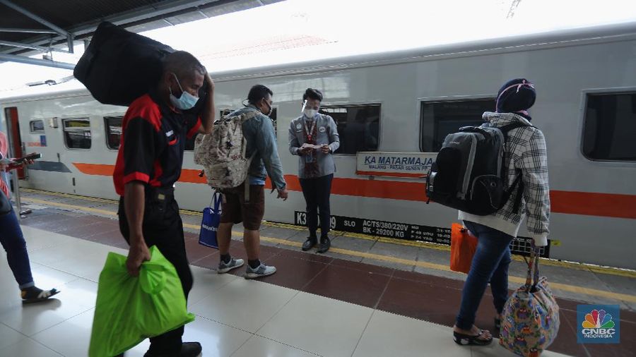 Petugas mengecek tiket keberangkatan penumpang di Stasiun Senen, Jakarta, (9/4/2021). Ditjen Perkeretaapian Kementerian Perhubungan (Kemenhub) telah melarang perjalanan kereta api (KA) antar kota dan KA perkotaan selama periode mudik Lebaran 2021. Ini menyusul menindaklanjuti larangan mudik Lebaran 2021 oleh pemerintah mulai 6 hingga 17 Mei 2021. Maryati 39th pulang lebih awal ke Magelang sebelum larangan mudik.   (վ/ Tri Susilo)