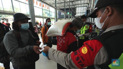 Petugas mengecek tiket keberangkatan penumpang di Stasiun Senen, Jakarta, (9/4/2021). Ditjen Perkeretaapian Kementerian Perhubungan (Kemenhub) telah melarang perjalanan kereta api (KA) antar kota dan KA perkotaan selama periode mudik Lebaran 2021. Ini menyusul menindaklanjuti larangan mudik Lebaran 2021 oleh pemerintah mulai 6 hingga 17 Mei 2021. Maryati 39th pulang lebih awal ke Magelang sebelum larangan mudik.   (CNBC Indonesia/ Tri Susilo)