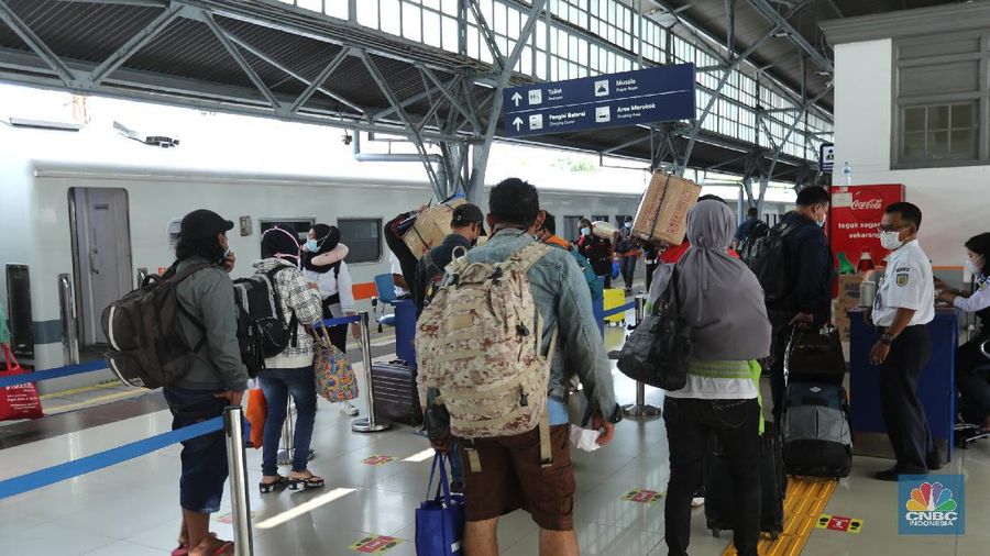 Petugas mengecek tiket keberangkatan penumpang di Stasiun Senen, Jakarta, (9/4/2021). Ditjen Perkeretaapian Kementerian Perhubungan (Kemenhub) telah melarang perjalanan kereta api (KA) antar kota dan KA perkotaan selama periode mudik Lebaran 2021. Ini menyusul menindaklanjuti larangan mudik Lebaran 2021 oleh pemerintah mulai 6 hingga 17 Mei 2021. Maryati 39th pulang lebih awal ke Magelang sebelum larangan mudik. (CNBC Indonesia/ Tri Susilo)