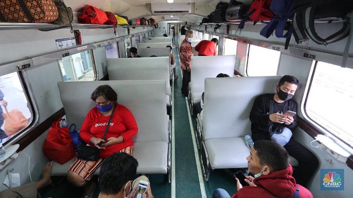 Warga melakukan perjalanan dengan kereta api di Stasiun Senen Petugas mengecek tiket keberangkatan penumpang di Stasiun Senen, Jakarta, (9/4/2021). Ditjen Perkeretaapian Kementerian Perhubungan (Kemenhub) telah melarang perjalanan kereta api (KA) antar kota dan KA perkotaan selama periode mudik Lebaran 2021. Ini menyusul menindaklanjuti larangan mudik Lebaran 2021 oleh pemerintah mulai 6 hingga 17 Mei 2021. Maryati 39th pulang lebih awal ke Magelang sebelum larangan mudik. (CNBC Indonesia/ Tri Susilo)