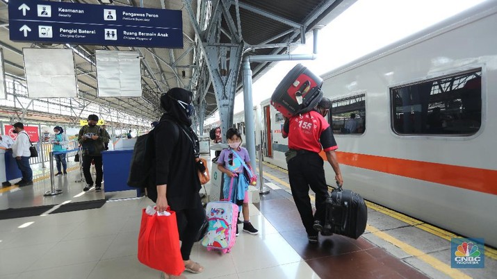 Petugas mengecek tiket keberangkatan penumpang di Stasiun Senen, Jakarta, (9/4/2021). Ditjen Perkeretaapian Kementerian Perhubungan (Kemenhub) telah melarang perjalanan kereta api (KA) antar kota dan KA perkotaan selama periode mudik Lebaran 2021. Ini menyusul menindaklanjuti larangan mudik Lebaran 2021 oleh pemerintah mulai 6 hingga 17 Mei 2021. Maryati 39th pulang lebih awal ke Magelang sebelum larangan mudik.   (CNBC Indonesia/ Tri Susilo)
