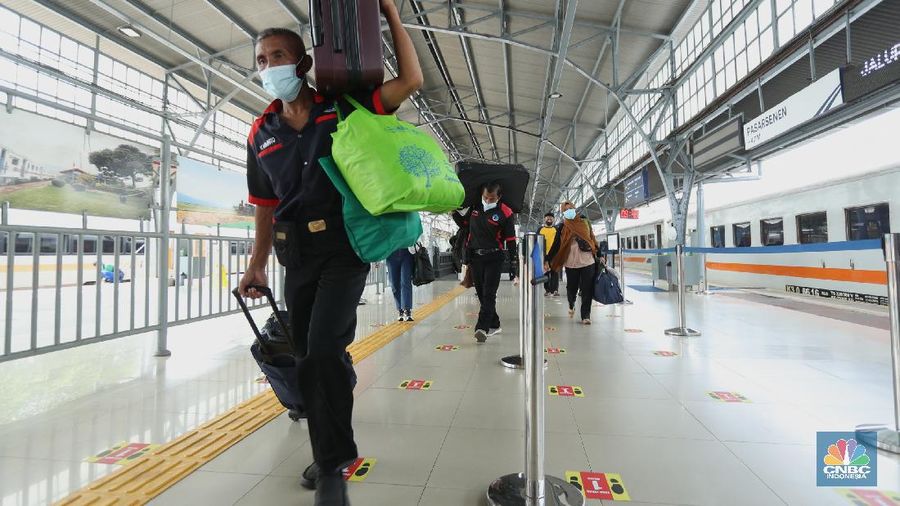 Petugas mengecek tiket keberangkatan penumpang di Stasiun Senen, Jakarta, (9/4/2021). Ditjen Perkeretaapian Kementerian Perhubungan (Kemenhub) telah melarang perjalanan kereta api (KA) antar kota dan KA perkotaan selama periode mudik Lebaran 2021. Ini menyusul menindaklanjuti larangan mudik Lebaran 2021 oleh pemerintah mulai 6 hingga 17 Mei 2021. Maryati 39th pulang lebih awal ke Magelang sebelum larangan mudik.   (CNBC Indonesia/ Tri Susilo)