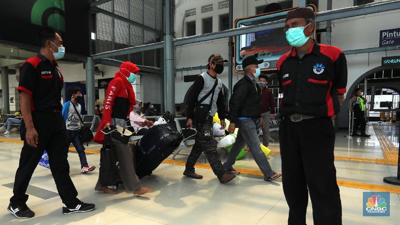 Petugas mengecek tiket keberangkatan penumpang di Stasiun Senen, Jakarta, (9/4/2021). Ditjen Perkeretaapian Kementerian Perhubungan (Kemenhub) telah melarang perjalanan kereta api (KA) antar kota dan KA perkotaan selama periode mudik Lebaran 2021. Ini menyusul menindaklanjuti larangan mudik Lebaran 2021 oleh pemerintah mulai 6 hingga 17 Mei 2021. Maryati 39th pulang lebih awal ke Magelang sebelum larangan mudik.   (CNBC Indonesia/ Tri Susilo)