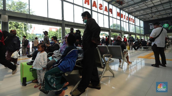 Petugas mengecek tiket keberangkatan penumpang di Stasiun Senen, Jakarta, (9/4/2021). Ditjen Perkeretaapian Kementerian Perhubungan (Kemenhub) telah melarang perjalanan kereta api (KA) antar kota dan KA perkotaan selama periode mudik Lebaran 2021. Ini menyusul menindaklanjuti larangan mudik Lebaran 2021 oleh pemerintah mulai 6 hingga 17 Mei 2021. Maryati 39th pulang lebih awal ke Magelang sebelum larangan mudik.   (CNBC Indonesia/ Tri Susilo)