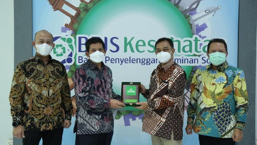 Direktur Utama BPJS Kesehatan Ali Ghufron Mukti, menerima audiensi dari ARSINU di Kantor BPJS Kesehatan Kedeputian Wilayah Jawa Timur, Kamis (09/04). (dok. BPJS Kesehatan)