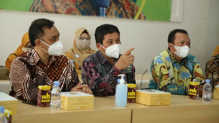 Direktur Utama BPJS Kesehatan Ali Ghufron Mukti, menerima audiensi dari ARSINU di Kantor BPJS Kesehatan Kedeputian Wilayah Jawa Timur, Kamis (09/04). (dok. BPJS Kesehatan) Direktur Utama BPJS Kesehatan Ali Ghufron Mukti, menerima audiensi dari ARSINU di Kantor BPJS Kesehatan Kedeputian Wilayah Jawa Timur, Kamis (09/04). (dok. BPJS Kesehatan)