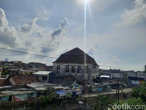 Fakta Sedih Penghuni Gedung Setan Tak Punya Tempat Tinggal Usai Atap Ambrol