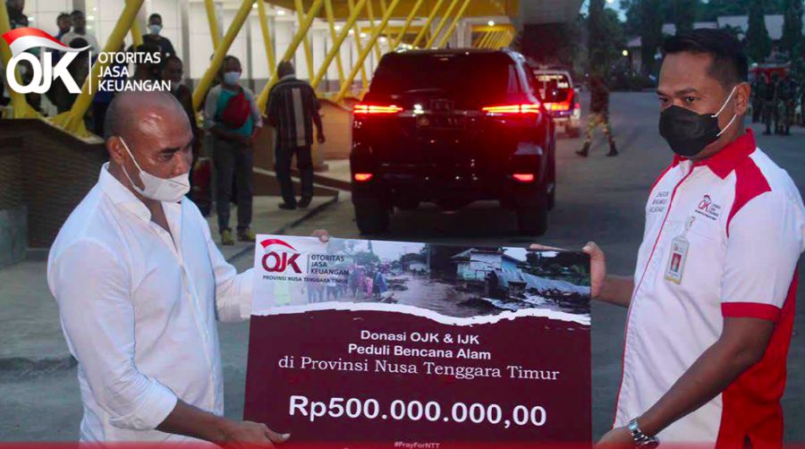 Penyerahan bantuan korban bencana NTT dari OJK dan Industri Jasa Keuangan/Dok OJK