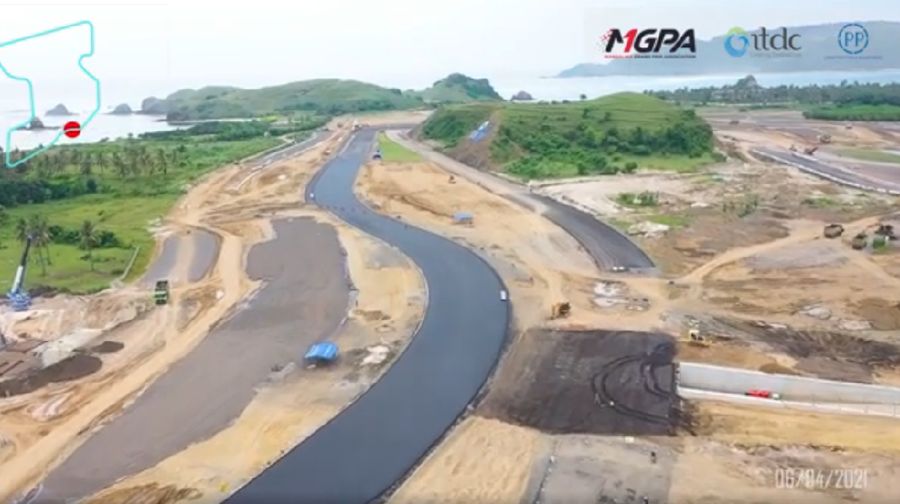 Perwakilan Dorna Sports dan Federasi Sepeda Motor Internasional (FIM) meninjau perkembangan pembangunan Sirkuit Mandalika. (Tangkapan Layar via Instagram @motogp)