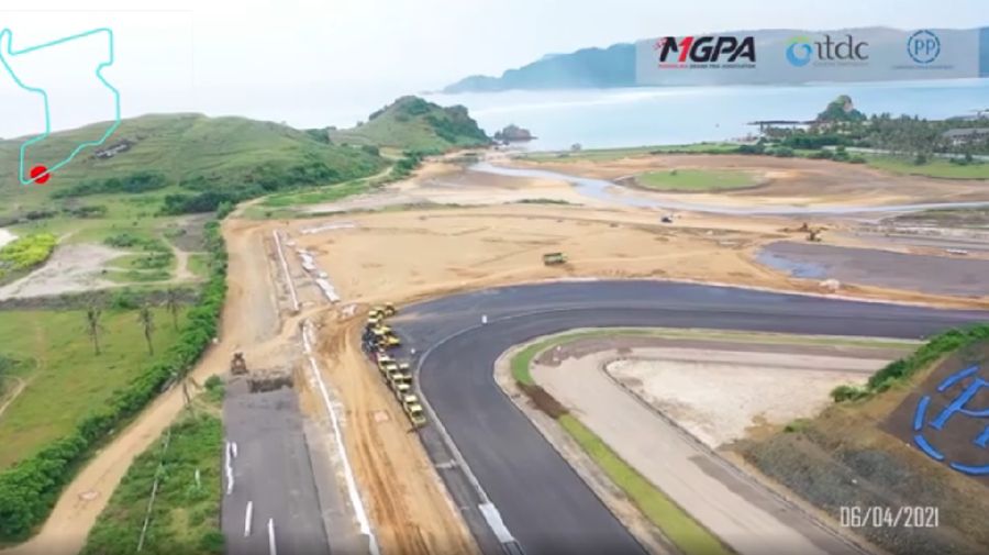 Perwakilan Dorna Sports dan Federasi Sepeda Motor Internasional (FIM) meninjau perkembangan pembangunan Sirkuit Mandalika. (Tangkapan Layar via Instagram @motogp)