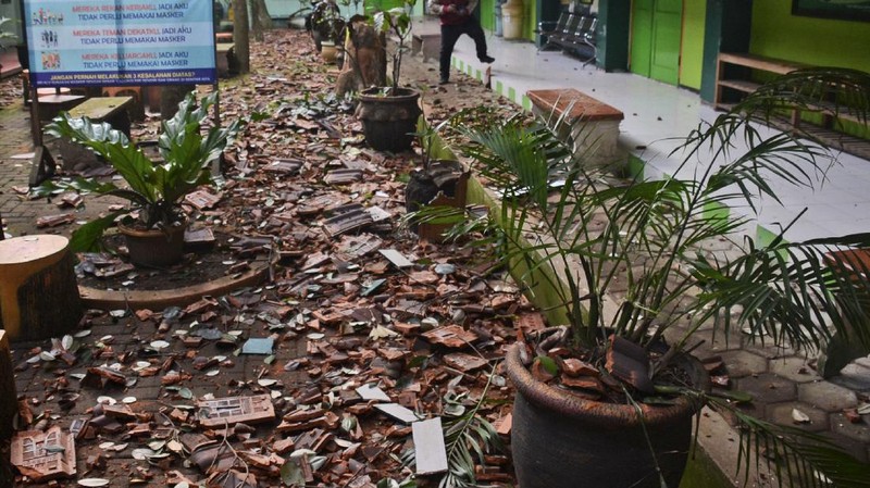 Gempa kembali terjadi di Malang Jawa Timur, Minggu (11/4/2021). AP/Hendra Permana