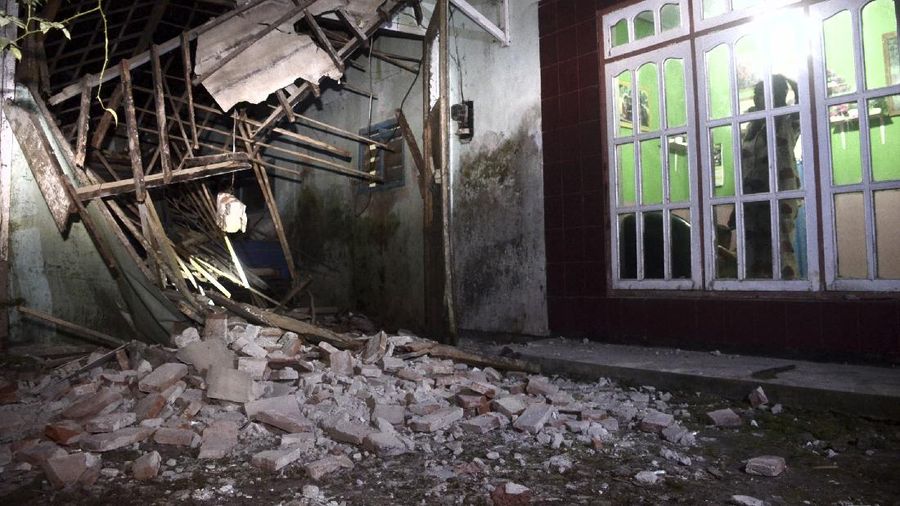 Gempa kembali terjadi di Malang Jawa Timur, Minggu (11/4/2021). AP/Hendra Permana